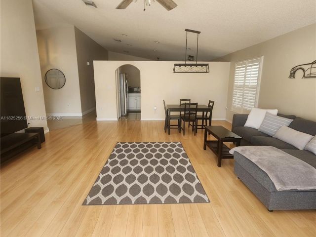 Продажа дома по адресу 2017 NW 182nd Ave - фото 6206741