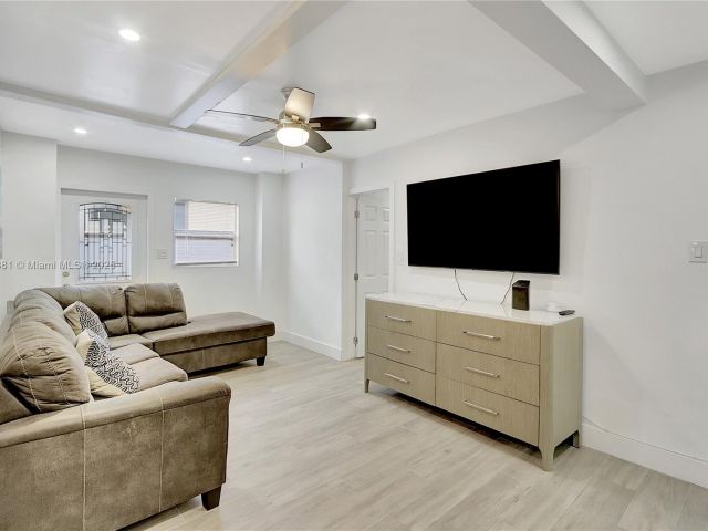 Дом в аренду по адресу 33 SW 20th Rd . - фото 6182877