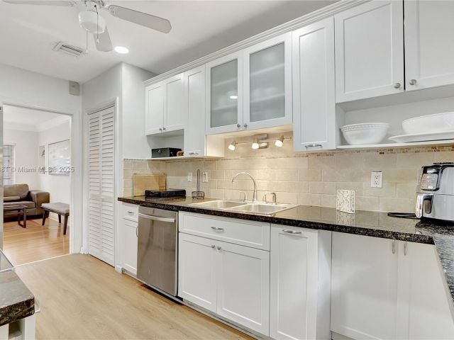 Дом в аренду по адресу 33 SW 20th Rd . - фото 6182892