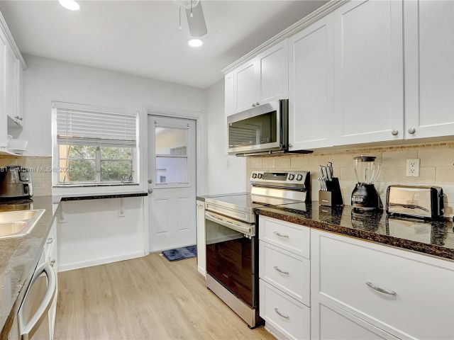 Дом в аренду по адресу 33 SW 20th Rd . - фото 6182893