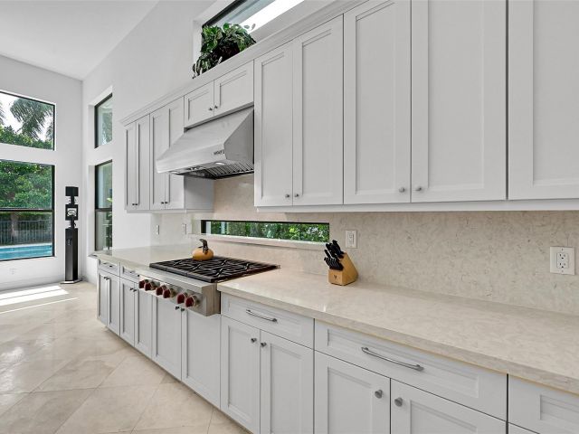 Продажа дома по адресу 6980 NW 28th Ave - фото 6252210