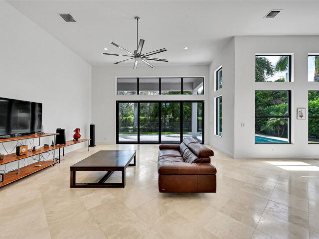 Продажа дома по адресу 6980 NW 28th Ave - фото 6252216