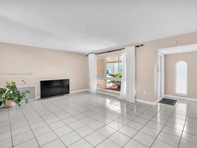 Продажа дома по адресу 9200 SW 54th St - фото 6230478