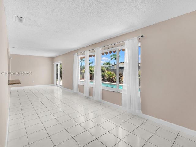 Продажа дома по адресу 9200 SW 54th St - фото 6230491