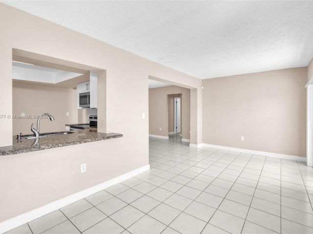 Продажа дома по адресу 9200 SW 54th St - фото 6230492