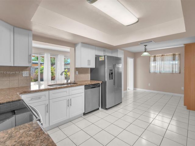 Продажа дома по адресу 9200 SW 54th St - фото 6230493