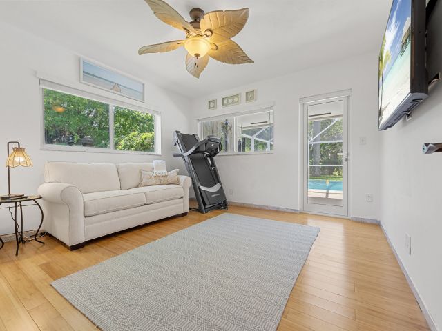 Продажа дома по адресу 550 NE 5th Street - фото 6249492