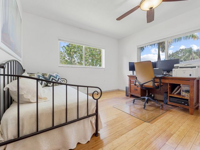 Продажа дома по адресу 550 NE 5th Street - фото 6249496