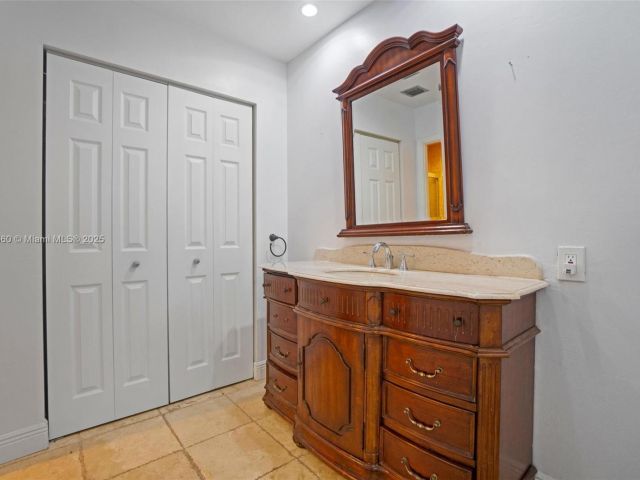 Продажа дома по адресу 3538 Estepona Ave D-2 - фото 6186384