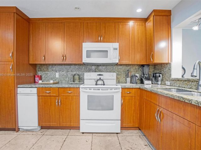 Продажа дома по адресу 3538 Estepona Ave D-2 - фото 6186386