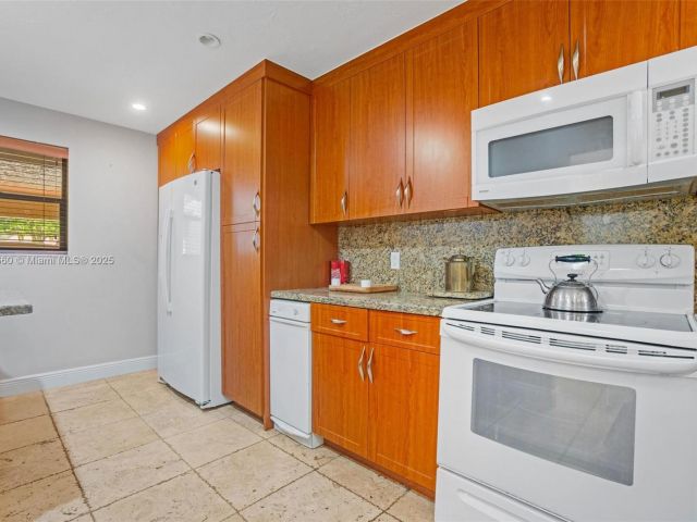 Продажа дома по адресу 3538 Estepona Ave D-2 - фото 6186389