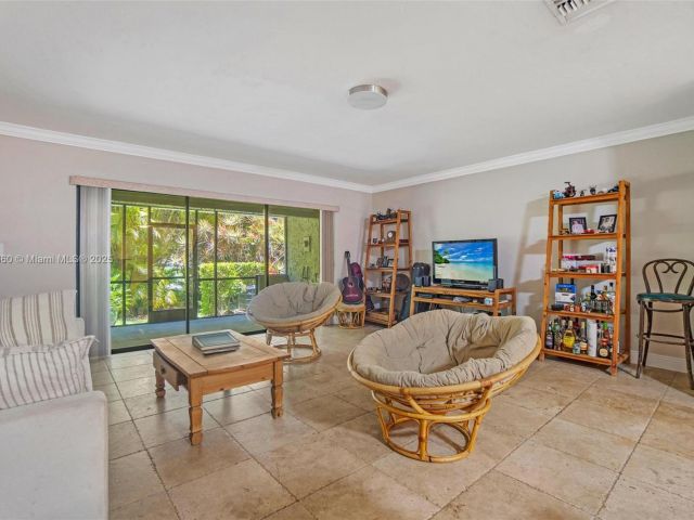 Продажа дома по адресу 3538 Estepona Ave D-2 - фото 6186395