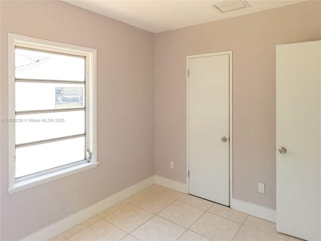 Продажа дома по адресу 1051 NW 63rd St - фото 6184835