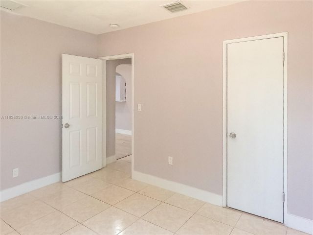 Продажа дома по адресу 1051 NW 63rd St - фото 6184836