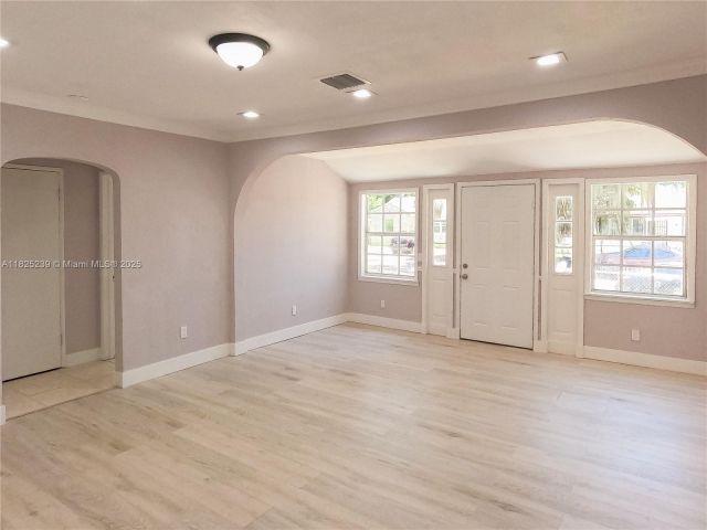 Продажа дома по адресу 1051 NW 63rd St - фото 6184838