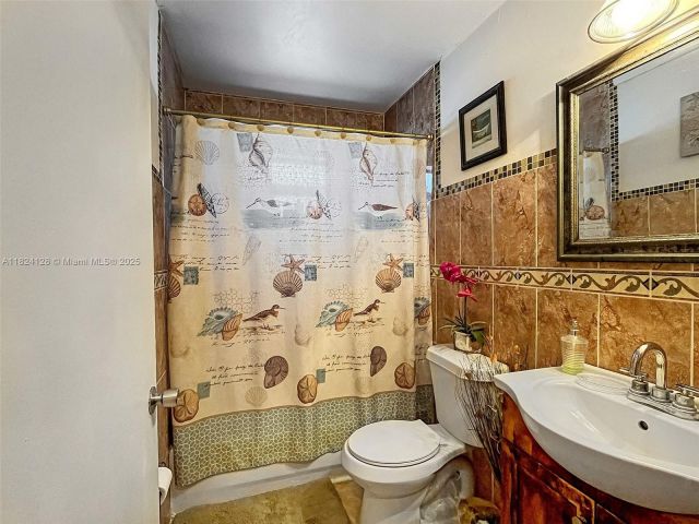 Продажа дома по адресу 18003 SW 153rd Pl - фото 6195279