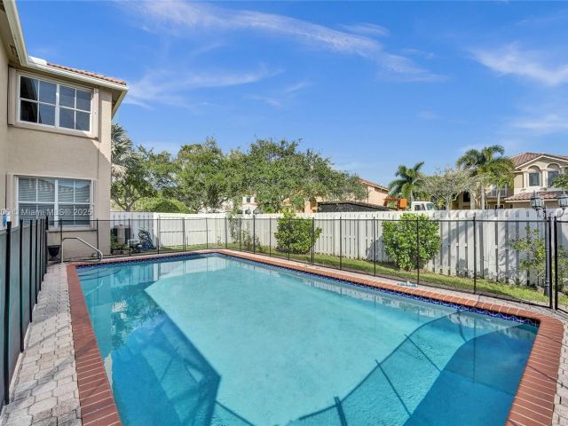 Продажа дома по адресу 1379 NW 166th Ave - фото 6200181