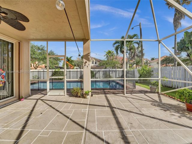 Продажа дома по адресу 1379 NW 166th Ave - фото 6200183