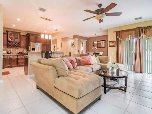 Продажа дома по адресу 1379 NW 166th Ave - фото 6200190