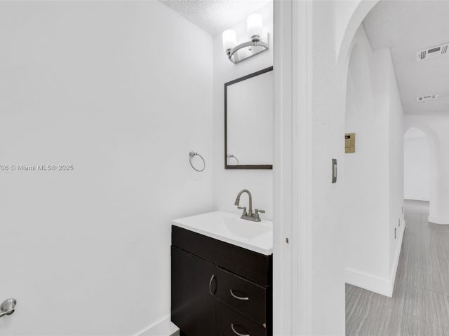 Продажа дома по адресу 5134 NW 113th Ave - фото 6185346