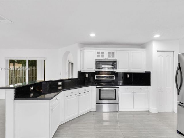 Продажа дома по адресу 5134 NW 113th Ave - фото 6185349