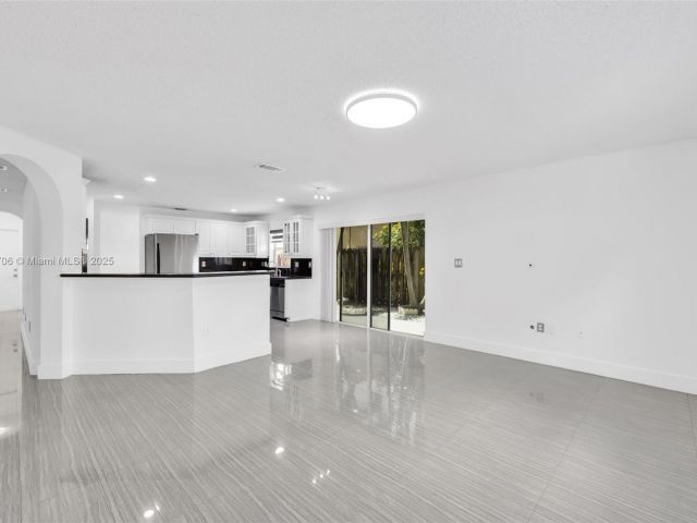 Продажа дома по адресу 5134 NW 113th Ave - фото 6185351