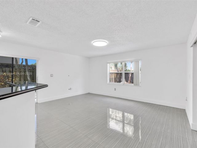 Продажа дома по адресу 5134 NW 113th Ave - фото 6185352