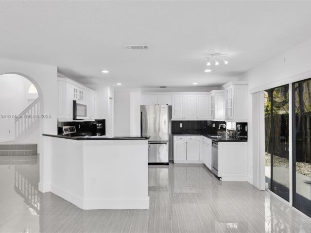 Продажа дома по адресу 5134 NW 113th Ave - фото 6185353