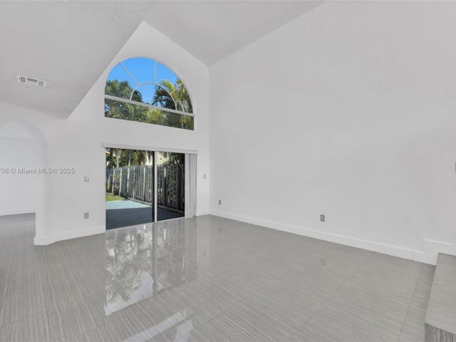 Продажа дома по адресу 5134 NW 113th Ave - фото 6185355