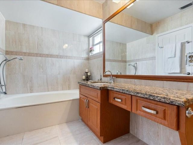 Продажа дома по адресу 961 SW 98th Ave - фото 6211547