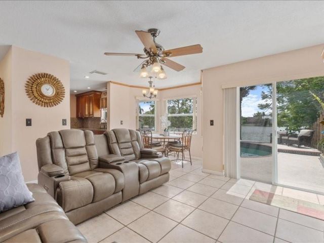 Продажа дома по адресу 961 SW 98th Ave - фото 6211553