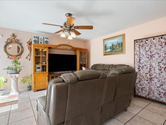 Продажа дома по адресу 961 SW 98th Ave - фото 6211554