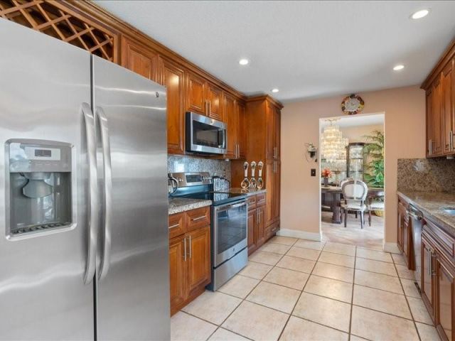 Продажа дома по адресу 961 SW 98th Ave - фото 6211559