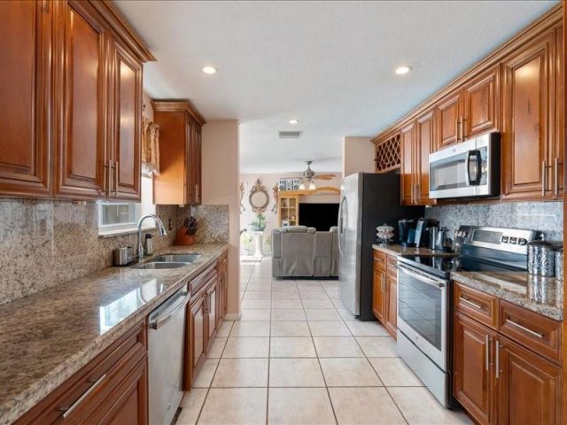 Продажа дома по адресу 961 SW 98th Ave - фото 6211560