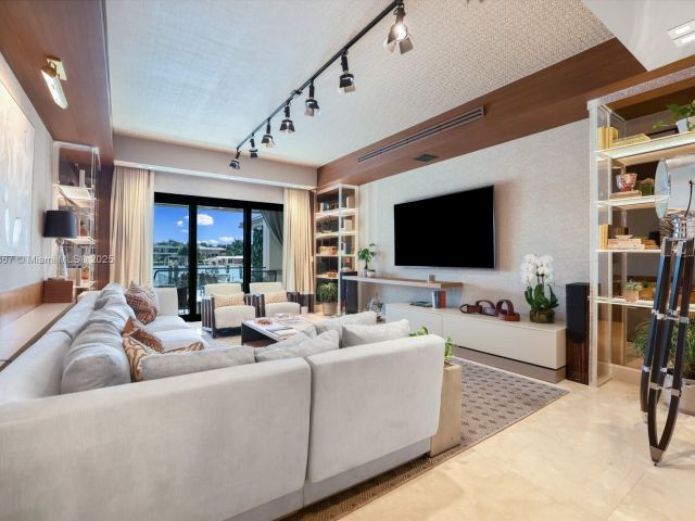 Дом в аренду по адресу 176 S Hibiscus Dr - фото 6188557