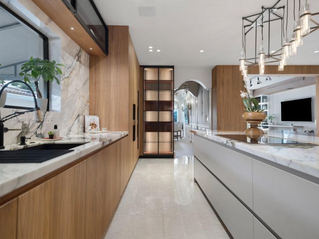 Дом в аренду по адресу 176 S Hibiscus Dr - фото 6188564