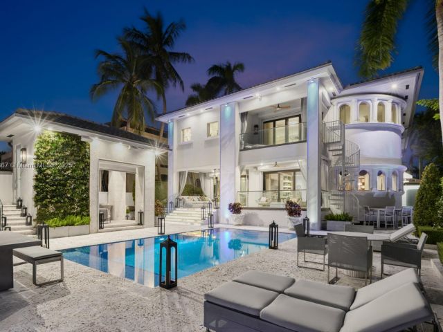 Дом в аренду по адресу 176 S Hibiscus Dr - фото 6188575