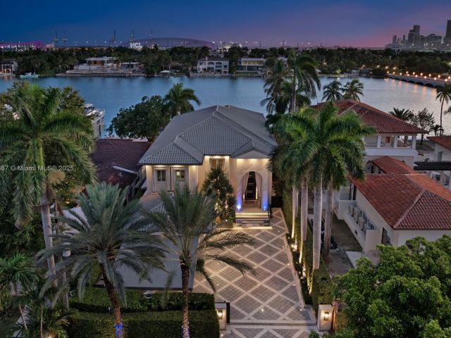 Дом в аренду по адресу 176 S Hibiscus Dr - фото 6188576