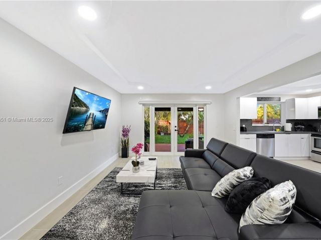 Дом в аренду по адресу 6863 SW 104th Ct - фото 6201312