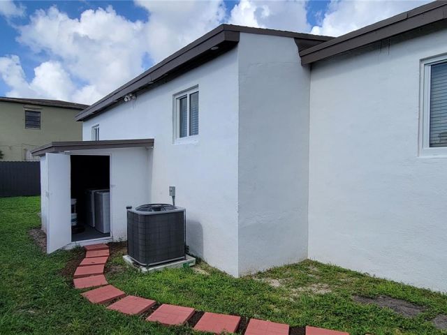 Дом в аренду по адресу 1520 NW 69th St - фото 6208795