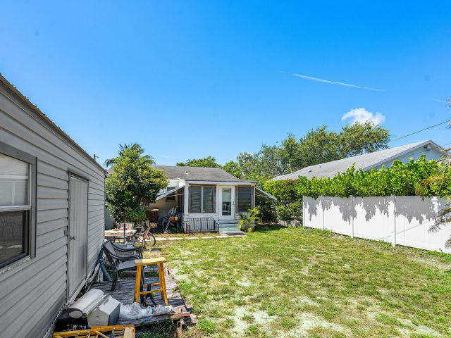 Продажа дома по адресу 221 NE 10th Street - фото 6214335