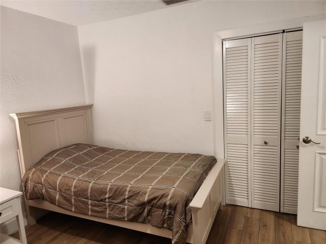 Продажа дома по адресу 4610 NE 3rd Ave - фото 6233910