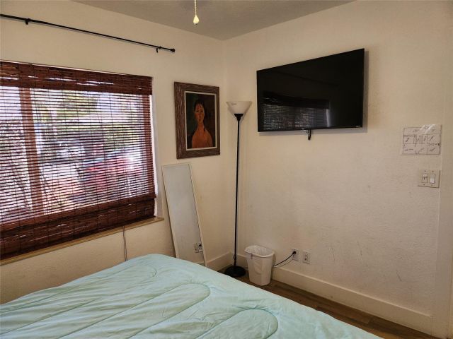 Продажа дома по адресу 4610 NE 3rd Ave - фото 6233911