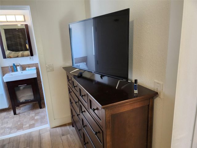 Продажа дома по адресу 4610 NE 3rd Ave - фото 6233914