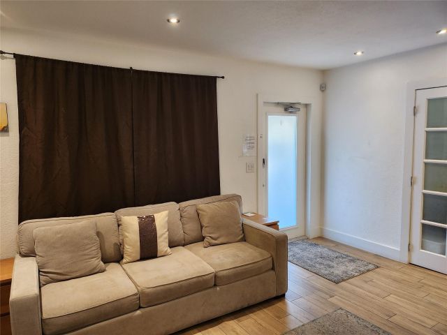 Продажа дома по адресу 4610 NE 3rd Ave - фото 6233916