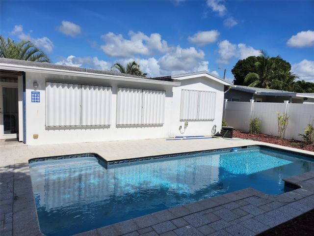 Продажа дома по адресу 4610 NE 3rd Ave - фото 6233917