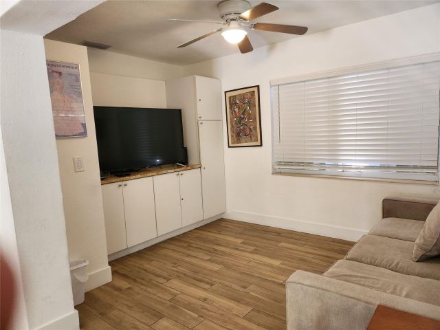 Продажа дома по адресу 4610 NE 3rd Ave - фото 6233918