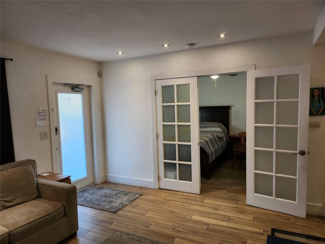 Продажа дома по адресу 4610 NE 3rd Ave - фото 6233919