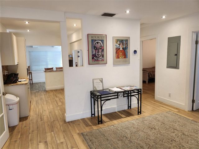 Продажа дома по адресу 4610 NE 3rd Ave - фото 6233921