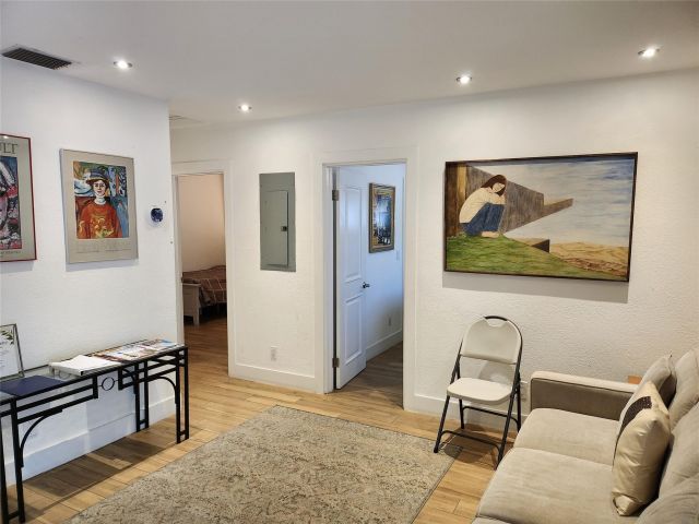 Продажа дома по адресу 4610 NE 3rd Ave - фото 6233922